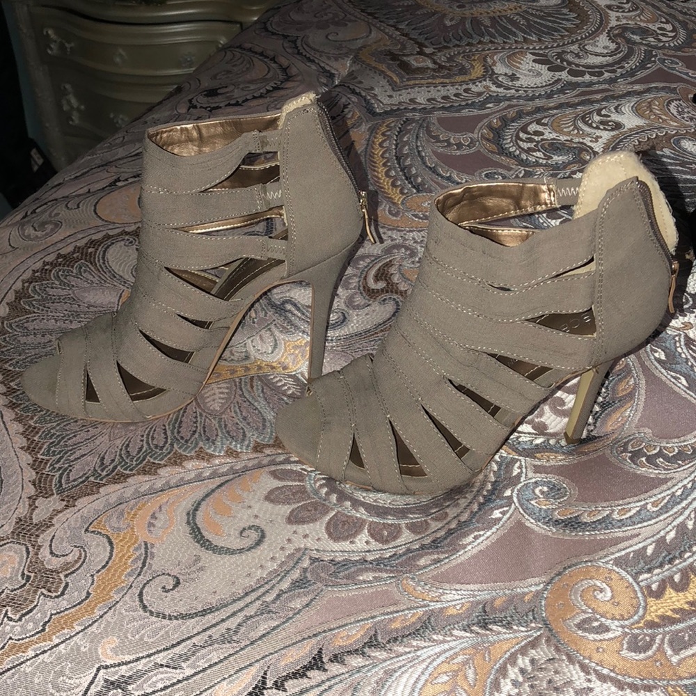 Heels - Picture 3 of 4